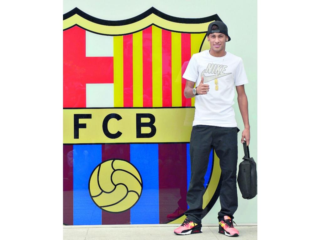 El presidente del Barça, Sandro Rosell (izq.) saluda a Neymar.(EFE)