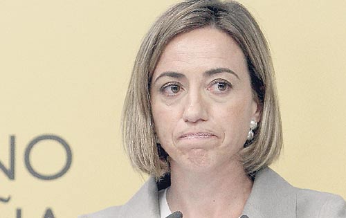<p>Dolor. La ministra de Defensa, Carme Chacón, prepara la repatriación de los cuerpos.</p>