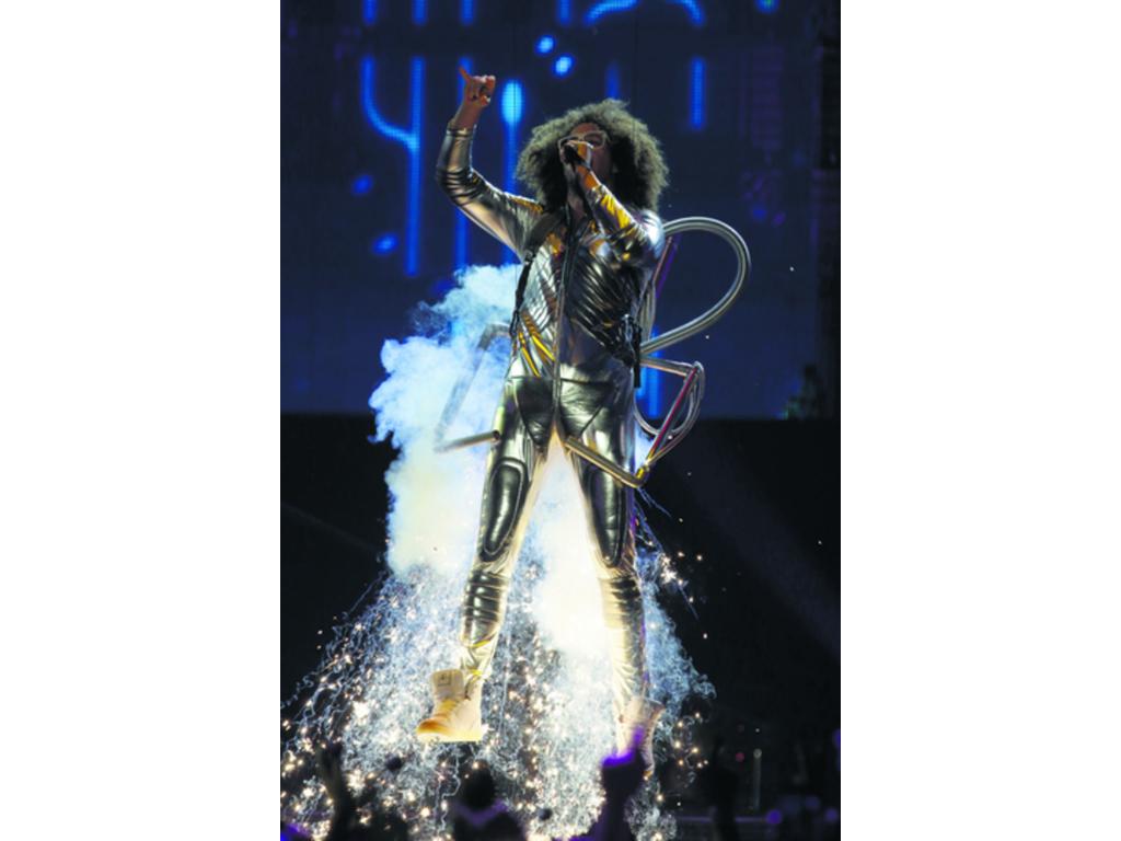 Redfoo No hizo esfuerzos para lucirse como bromista, tras presentarse con un estilo galáctico quedó en calzoncillo, y mostró su pálida anatomía.