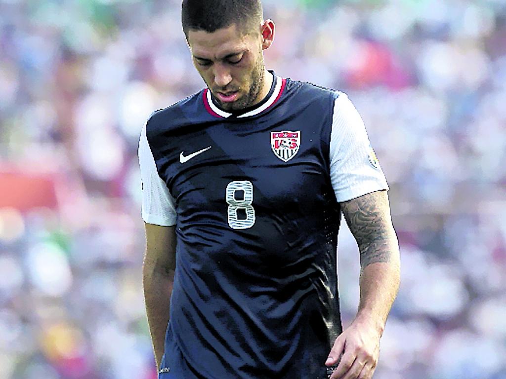 Clint Dempsey se lamenta por la derrota de ayer.(AP)