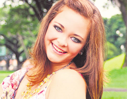 <p>Esta encantadora jovencita, cuyos padres son Miguel Alberto Quijano Arango y Franchesca Rhoades de Chance, es una de las hermosas participantes del Festival de Debutantes 2011, que se realizará el 2 de julio en el Club Unión.</p>
