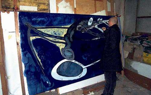 <p>Trabajo. Enrico Cargnino retocando uno de sus caudros.</p>