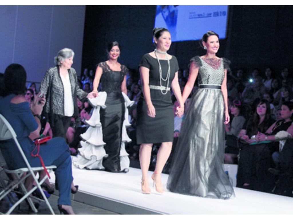 Gaby y Norma Valenzuela cerraron su desfile con Blanca Herrera.