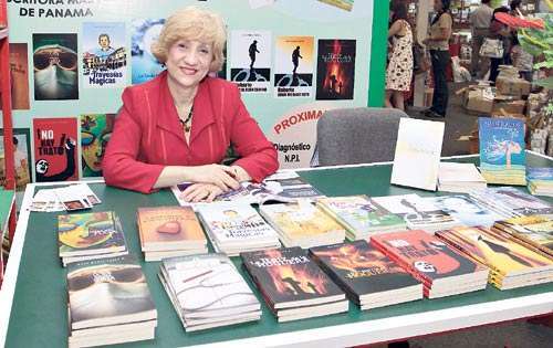 <p>Escritora. Rose Marie Tapia todos los días firmó libros.</p>