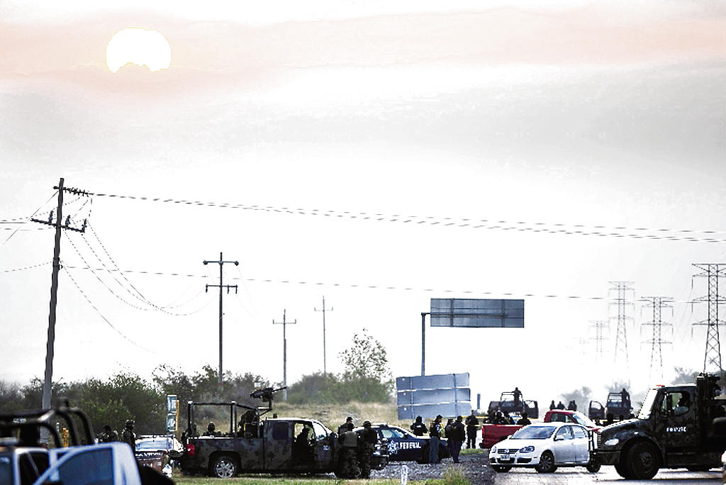 Vigilancia. Las autoridades acordonaron el área.(EFE)