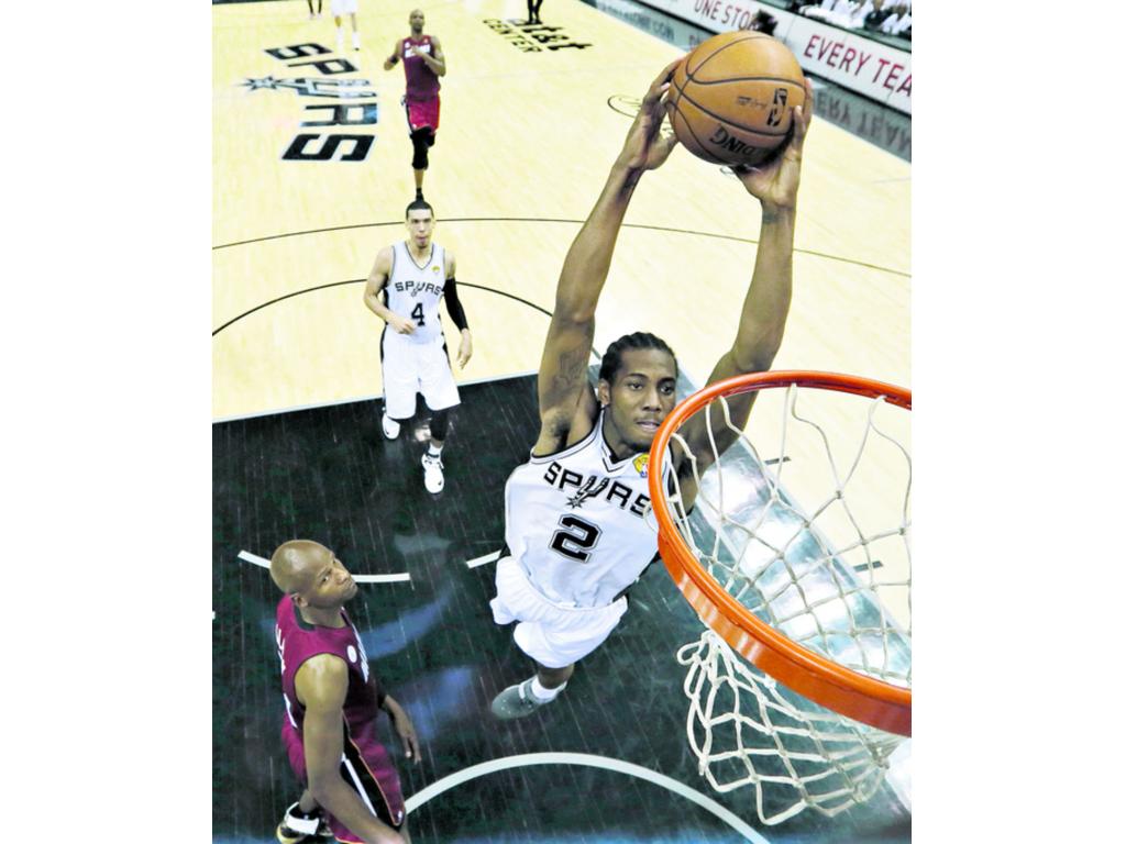 Danny Green (izq.) y Gary Neal se combinaron para anotar 51 puntos y 13 triples de los 16 que lograron como equipo los Spurs de San Antonio sobre el Heat de Miami, en el tercer partido de la serie final.