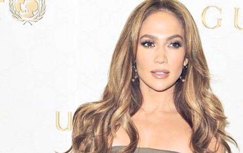 <p>Jennifer López. La diva del bronx no se queda atrás cuando de moda se trata y apostó por uno de la marca Gucci en tono chocolate.</p>