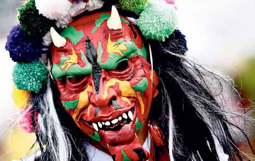 <p>Fiesta. Diablicos sucios participan de los desfiles.</p>