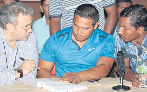 <p>Explica. Gerente de Finanzas de GUPC habla con obreros. </p>