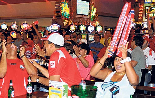 <p>Alegría. La Marea Roja celebró en grande.</p>