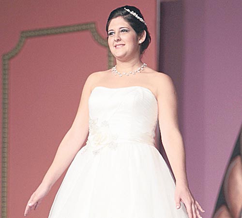 <p>Ana María Barquero Díaz escogió un elegante traje acampanado con escote palabra de honor para la gran velada. </p>