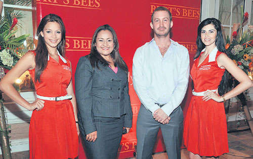 <p>Kathya Zelaya y Manuel Ferrer De La Guardia, de Reprico, S.A., junto a las azafatas. </p>