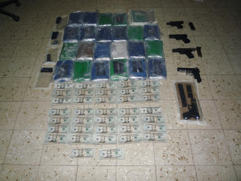 Decomiso de droga, armas y dinero en la Arena de Chitré. Foto/Cortesía<br>