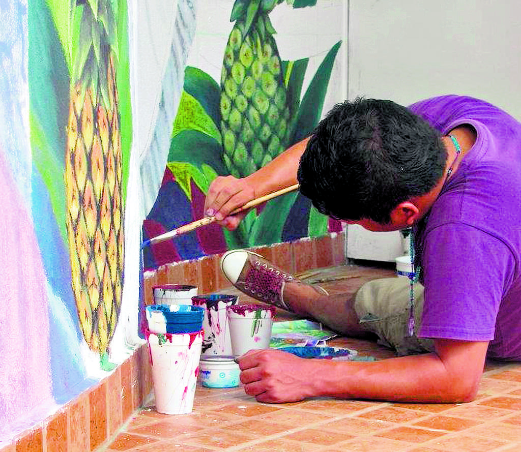 El joven Manuel Cárdenas Martínez tuvo el sector de las frutas como parte de sus responsabilidades. A pesar de que el ángulo puede parecer incómodo, la determinación de ver la obra terminada lo anima a mantener intacto su esfuerzo.