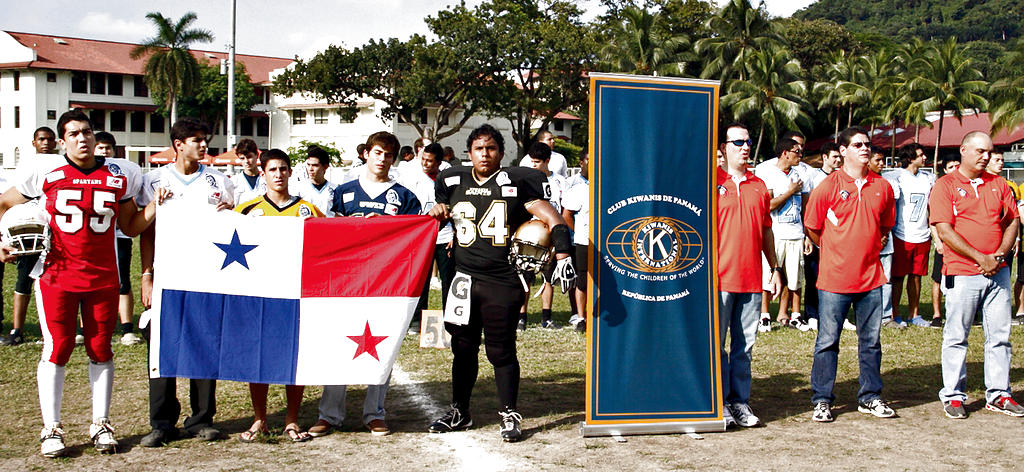 Acto inaugural de la primera liga de fútbol americano, categoría Varsity, organizada por el club Kiwanis de Panamá.( Araximido Palomino.)