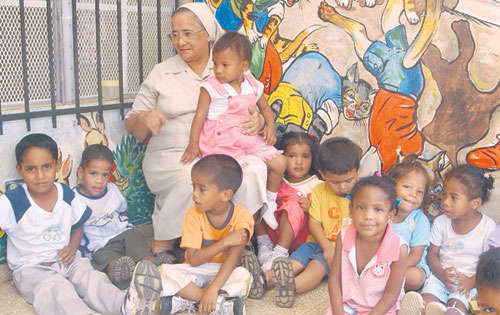 <p>Primer lugar. Sor Idian Reiss Flores junto a sus hijos.</p>