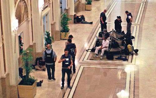 <p>Logro. Rebeldes y periodistas en el recinto de Gadafi.</p>