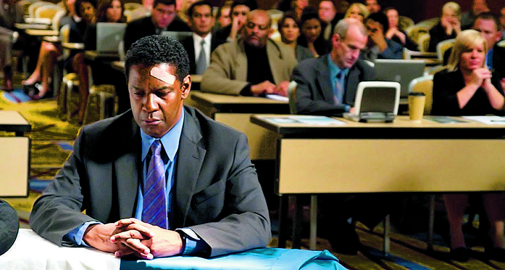 Tras un aterrizaje de emergencia en el cual salva cientos de vidas, el piloto Whitaker (Denzel Washington) se verá envuelto en un gran escándalo.