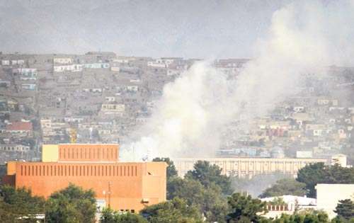 <p>Explosión. Las instalaciones de la OTAN y la Embajada envueltas en humo.</p>