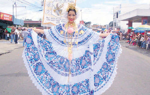<p>Santiago. Lució el traje típico nacional.</p>