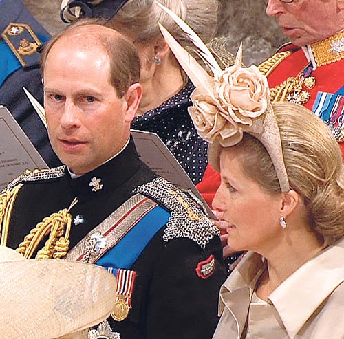 <p>El príncipe Edwardo, hijo más pequeño de Isabell II, asistió con su esposa, Sophie Rhys-Jones.</p>