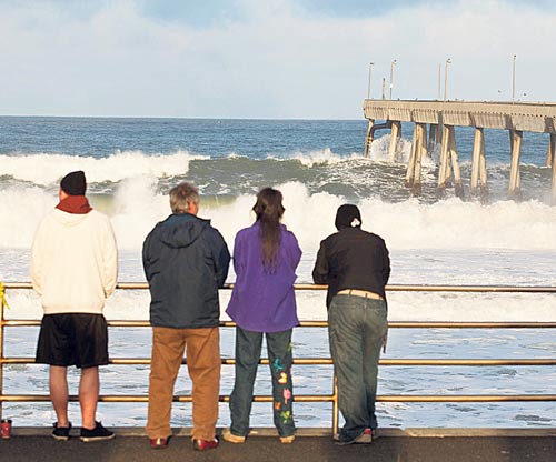 <p>Precaución. Ante la inminencia del peligro, los pescadores jalan sus embarcaciones a un lugar seguro en Mazatlán, México.</p><p>Osadía. Un surfista aprovecha una pequeña ola en momentos que se esperaba que el tsunami tocara la playa de Malibú, en Ca