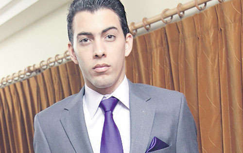 <p>Chic. Una sugerencia muy trendy en donde se combina el traje gris con una camisa blanca, a juego con su corbata y pañuelo en el color de la temporada.</p>