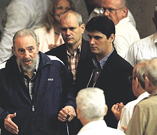 <p>Presencia. Fidel Castro saluda a los miembros del Congreso.</p>