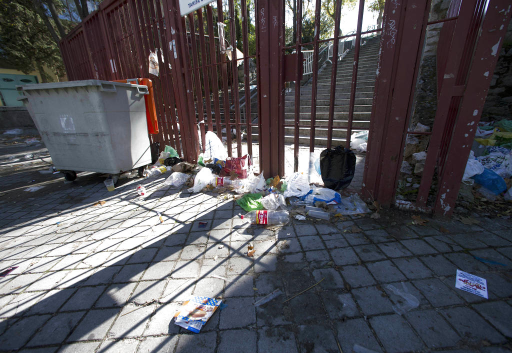 Las botellas vacías y otros desperdicios frente a las puertas cerradas de la sala Arena de Madrid en Madrid. AP<br>