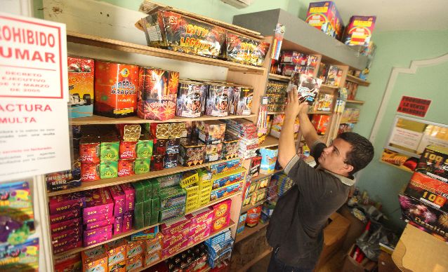 Para el año electoral, los comercios importarán juegos pirotécnicos con los colores de los partidos políticos.(Carlos Lemos)