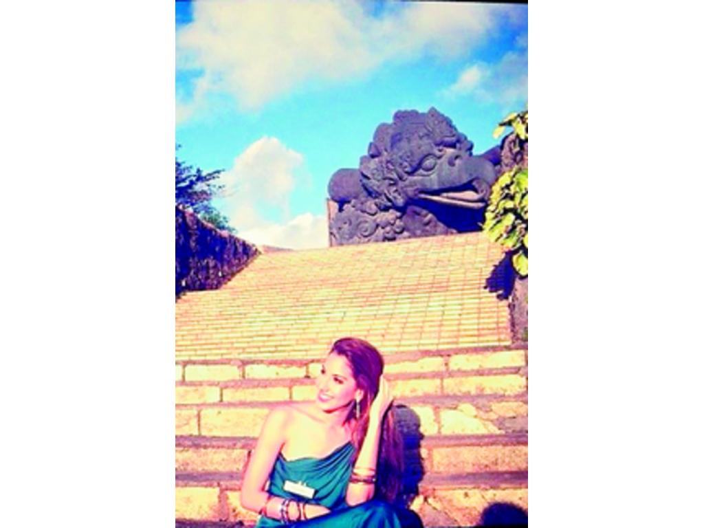 Virginia en un monumento.(Cortesía)