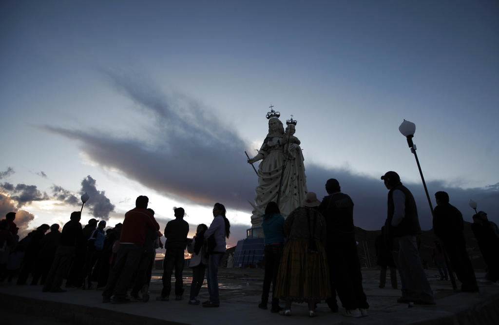 La virgen que sostiene en su regazo al niño Jesús, de dos toneladas de peso, fue construida en la ciudad andina. AP<br>