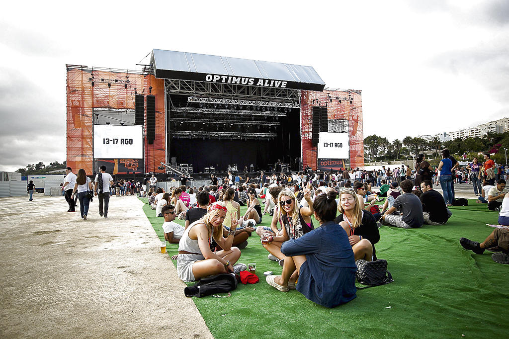 Solaz. Jóvenes se divierten antes del concierto de Danko Jones.(EFE/Jose Sena Goulao )