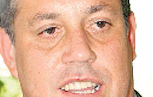<p>no considera que exista ningún problema con los cimientos y fundaciones de las graderías del estadio, pero sí con el engramado sintético</p>