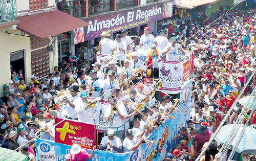 <p>Tunas. La rivalidad de los grupos es tradicional.</p>