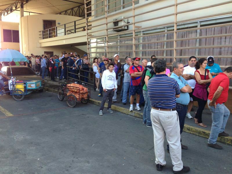 Largas filas a la espera de ingresar. Foto/Cortesía<br>