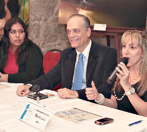 <p>Ligia Méndez, Raúl De Castro y Elena Llorach de Carles.</p>