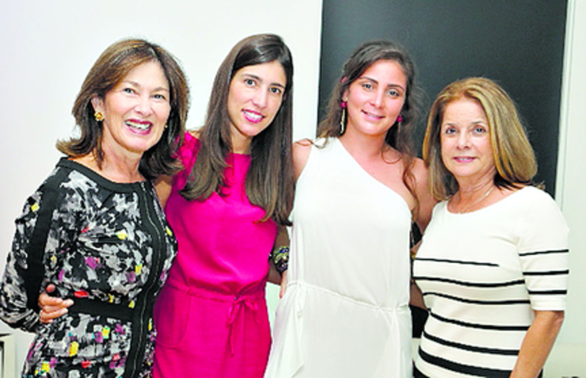4. María Dolores de Restrepo, Ana Cristina de Cáceres, Marivi Anguizola y María Eugenia de Dianous.