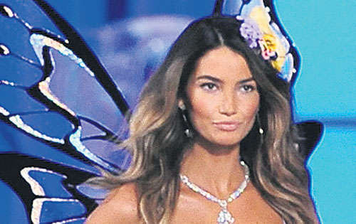 <p>Hadas y mariposas en tonos malva. </p>
