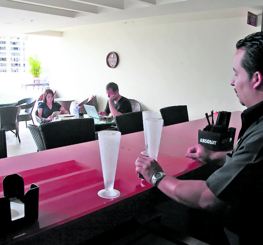 Área. Donde se ubica el bar, la piscina y el sauna.()