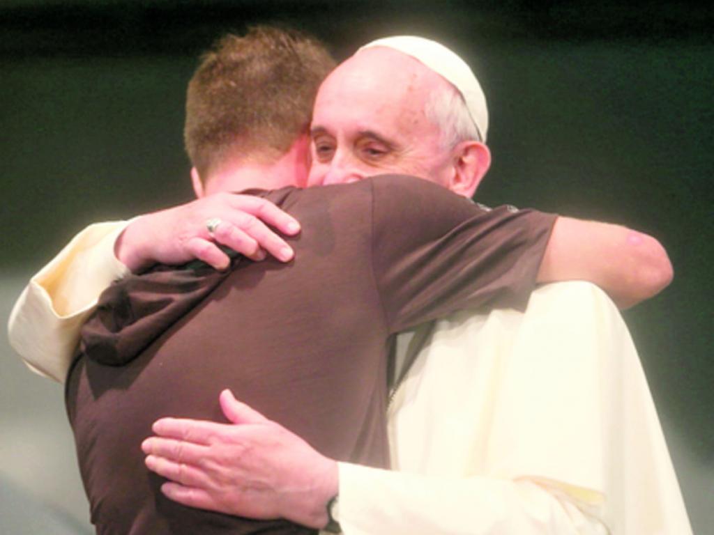 Un joven con presunto problema de drogas se abraza al Papa.(EFE)