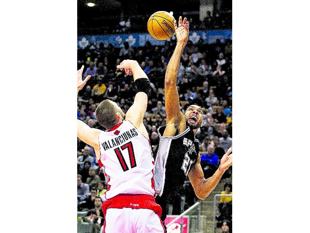 Duncan bloquea el disparo.(AP)