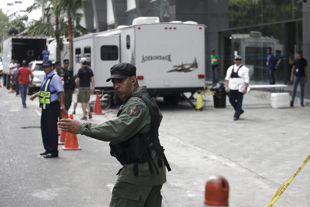 Los policías acordonaron el área y dirigieron el tráfico. Foto: Abel Rodríguez<br>