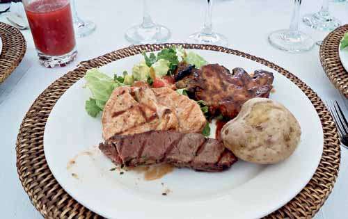 <p>Delicias. Otro de los atractivos de Medellín es el de sus comidas: destacan carnes de res, puerco y pollo, sin dejar por fuera los cultivos de la región como papas, tomates, etcétera. </p>