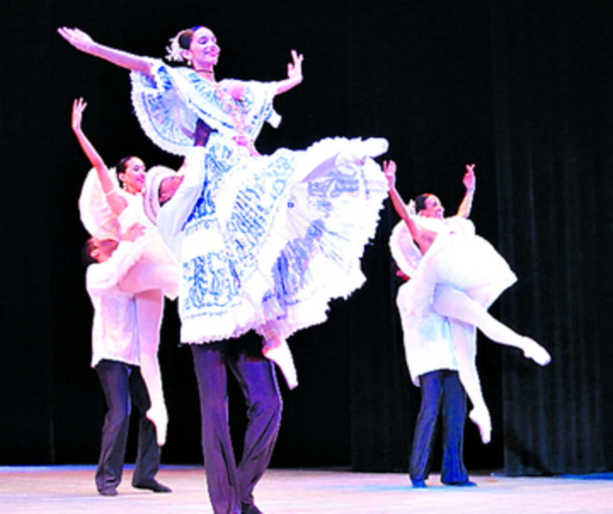 3. El ballet hizo un espectáculo franco-panameño para el agasajado.