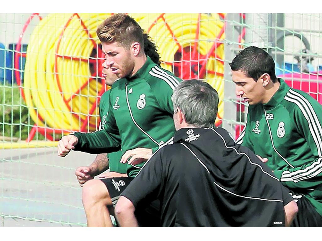 Práctica. Mou dirige los entrenamientos.(EFE)