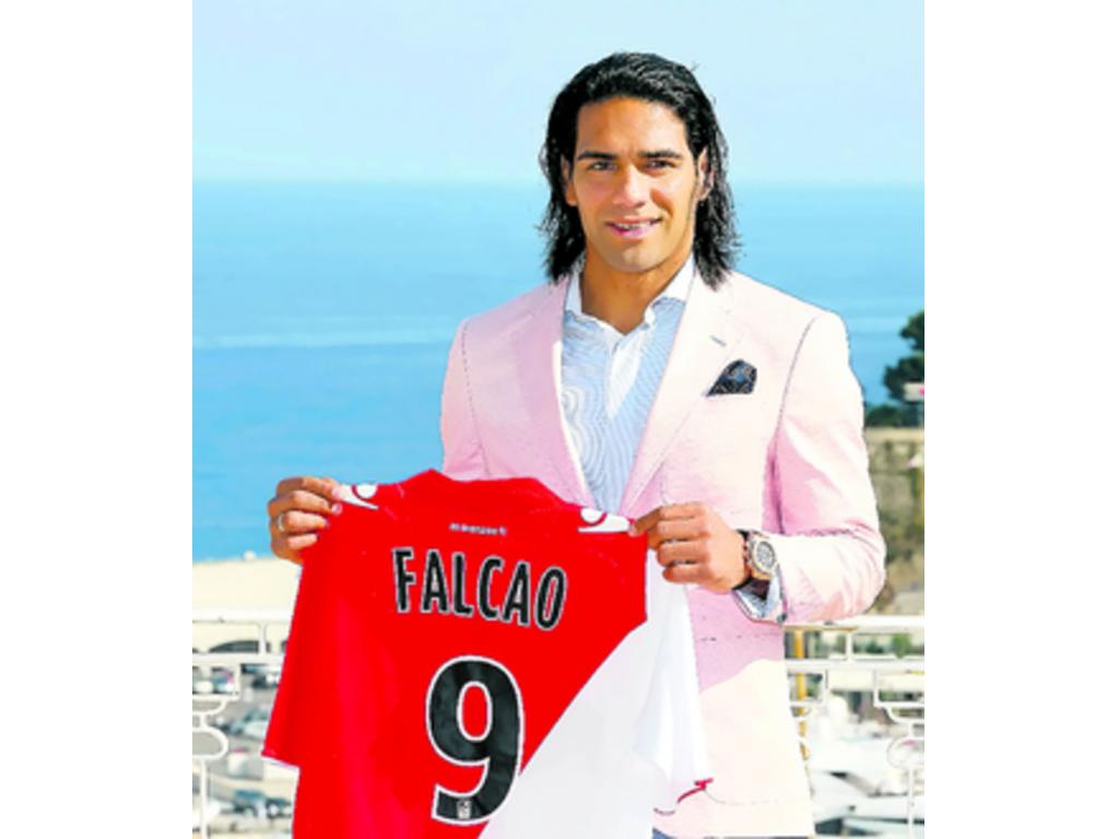 Falcao enseña el número que lucirá en la Liga francesa. (EFE)
