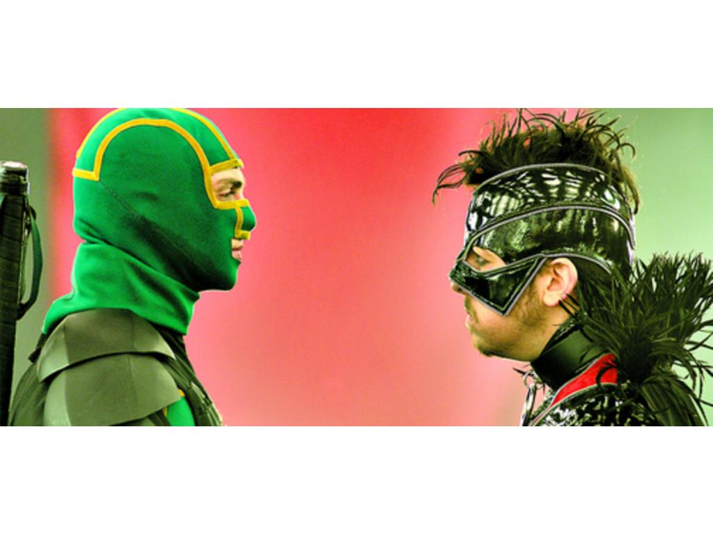 Después de que la loca valentía de Kick-Ass inspirara a una oleada de defensores del bien dirigidos por el coronel, este héroe decide unirse a ellos.