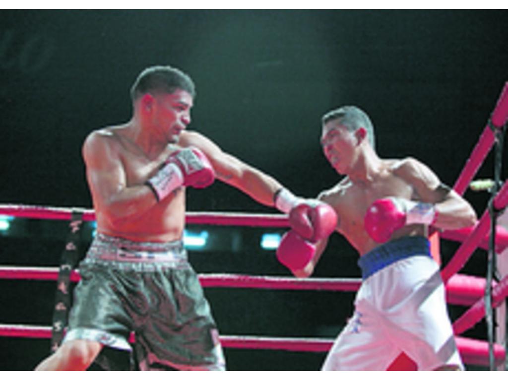 El combate más aplaudido de la noche fue el que protagonizaron el panameño Rafael Concepción (izq.) y el nicaragüense Germán Lara.(Anayansi Gamez)