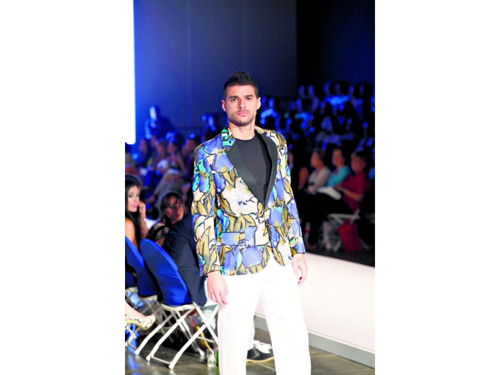 Edda González acondiciona chaquetas masculinas al trópico.